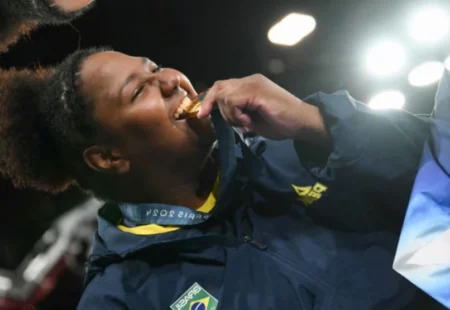 Bia Souza comenta polêmicas no judô e conta: ‘Fiz clínica de arbitragem’ Bia Souza comemora após receber a medalha de ouro em Paris (Foto: Luis ROBAYO / AFP)