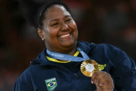 Bia Souza conta planos para depois das Olimpíadas e avisa: ‘Quero ser bicampeã’ Bia Souza sonha em colocar mais uma medalha de ouro na prateleira (Foto: AFP)