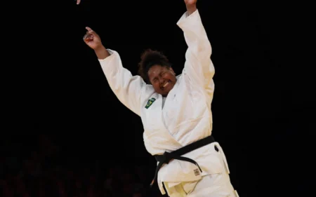 Bia Souza de novo! Brasileira vence italiana em 36 segundos na decisão por equipes no judô Bia Souza conquistou medalha de ouro e bronze nas Olimpíadas de Paris (Foto: Jack Guez / AFP)