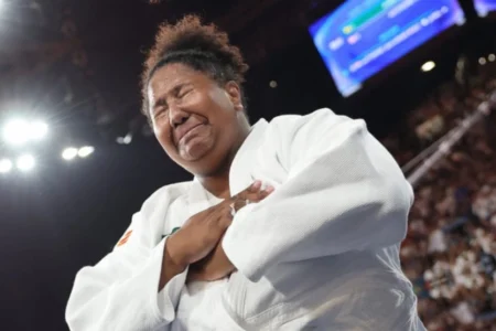 Bia Souza relata ’emoção gigantesca’ após ouro e relembra momento de ‘magia olímpica’ Beatriz Souza se emociona após vitória em Paris (Foto: Jack GUEZ / AFP)