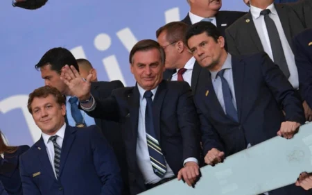 Bolsonaro é alvo de aplausos e vaias na final do Maracanã Sérgio Moro foi ao jogo com Jair Bolsonaro (Foto: Carl DE SOUZA / AFP)