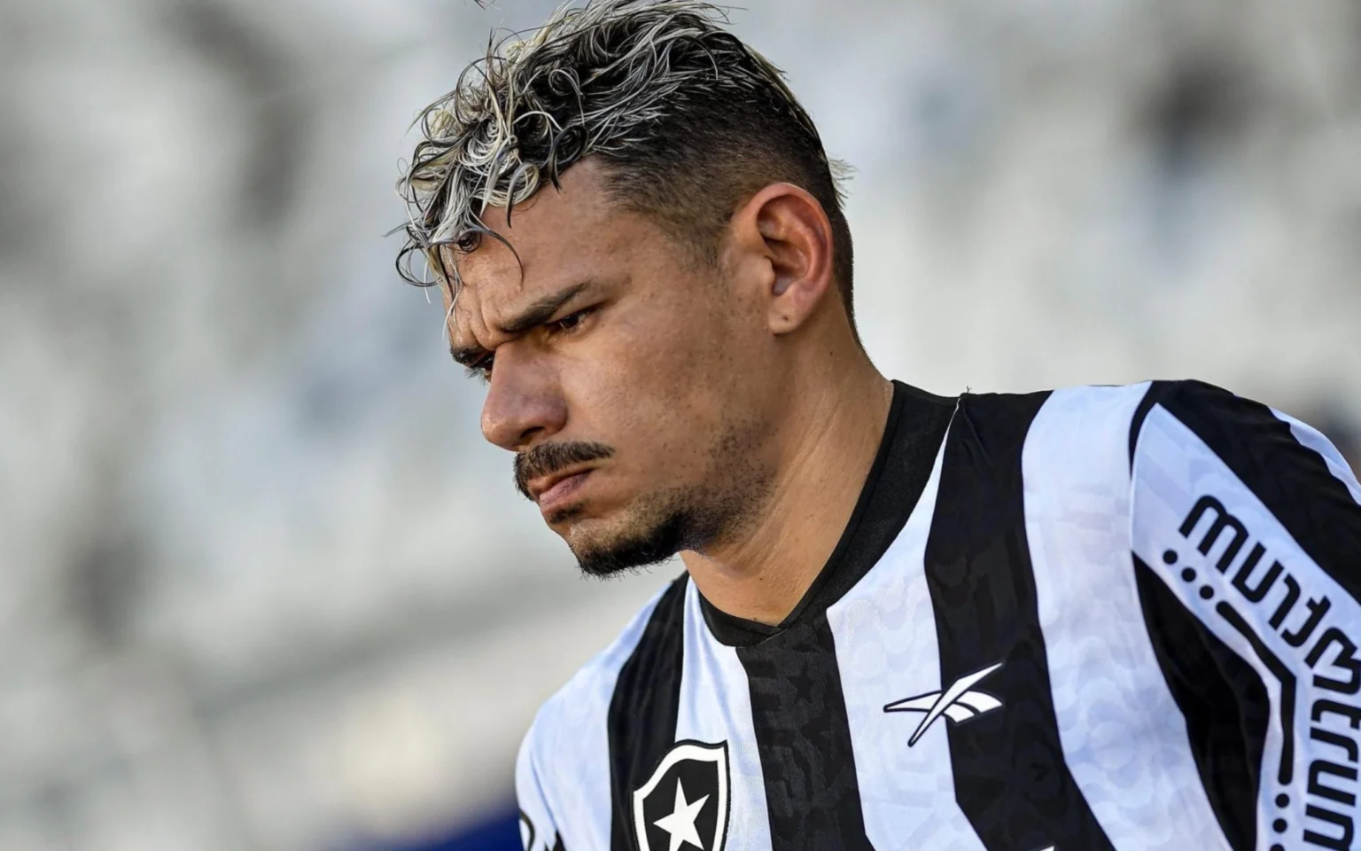 Botafogo: Tiquinho Soares tem lesão na coxa direita confirmada; confira tempo de recuperação Tiquinho Soares durante partida contra o Audax no estadio Engenhao pelo campeonato Carioca 2024. (Foto: Thiago Ribeiro/AGIF)