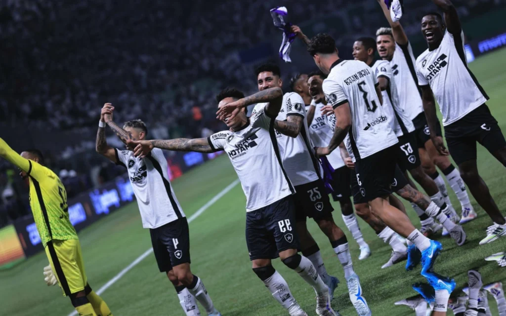 Botafogo contrata jogador campeão da Libertadores pelo Flamengo; entenda Jogadores do Botafogo comemoram vitoria ao final da partida contra o Palmeiras no estadio Arena Allianz Parque pelo campeonato Copa Libertadores 2024. Foto: Ettore Chiereguini/AGIF