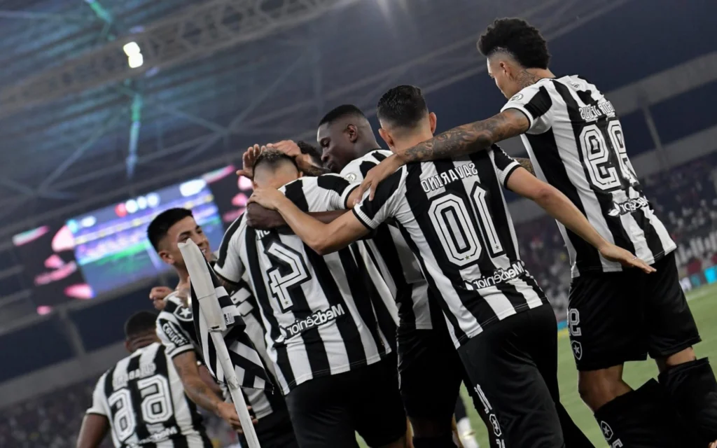 Botafogo corrige erros de 2023 e dá passos fundamentais para conquista de título brasileiro Jogadores do Botafogo celebram gol no clássico com o Flamengo