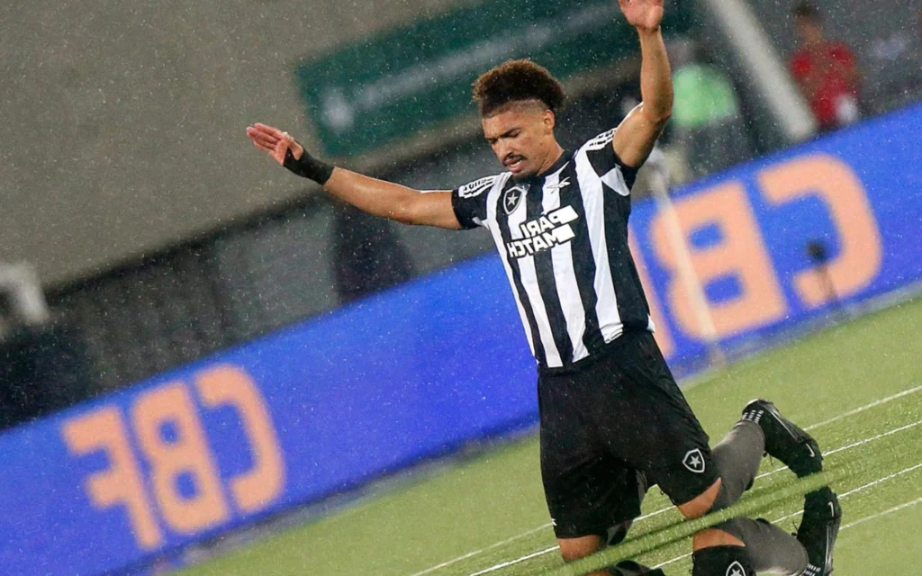 Botafogo encaminha retorno do zagueiro Adryelson; veja detalhes da negociação Adryelson está perto de voltar ao Botafogo (Foto: Vitor Silva/Botafogo)