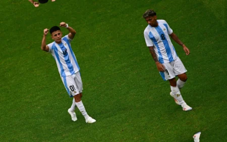 Botafogo nas Olimpíadas: confira o golaço de Almada em Ucrânia x Argentina Almada fez mais um gol pela Argentina nas Olimpíadas (Foto: Olivier Chassignole/AFP)