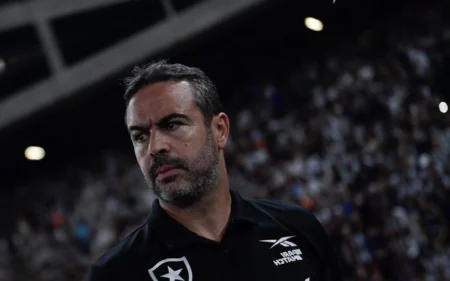 Botafogo negocia joia da base com o futebol europeu Artur Jorge tecnico do Botafogo durante partida contra o Flamengo no estadio Engenhao pelo campeonato Brasileiro A 2024. Foto: Thiago Ribeiro/AGIF