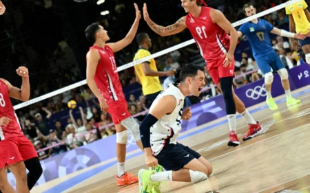 Brasil cai para os Estados Unidos e se despede das Olimpíadas Jogadores norte-americanos comemorando o ponto contra o Brasil (Foto: Natalia KOLESNIKOVA / AFP)