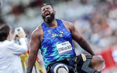 Brasil chega a 200 medalhas paralímpicas no atletismo; veja destaques e quadro de medalhas Thiago Paulino celebra medalha número 200 do atletismo (Foto: Wander Roberto/CPB)