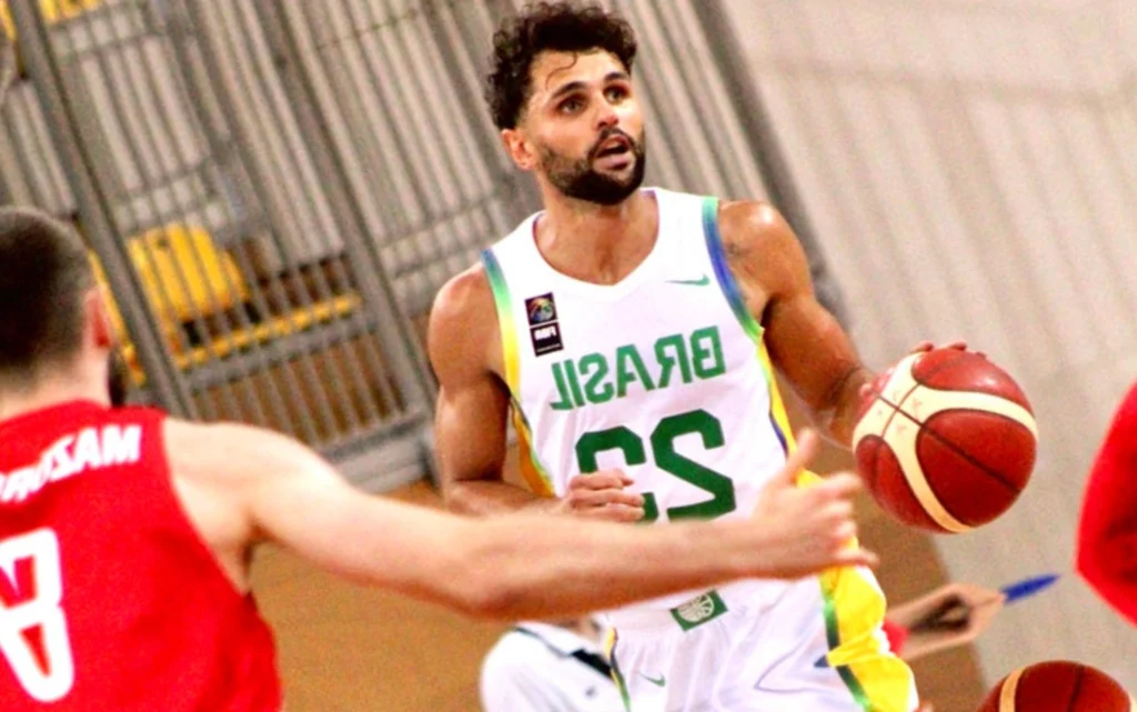 Brasil começa preparação para o Pré-Olímpico de Basquete com boa vitória contra a Polônia Raulzinho retorna às quadras após longo período afastado por lesão (Foto: Divulgação / CBB)