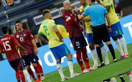 Brasil empata com a Costa Rica e estreia de forma vexatória na Copa América Brasil e Costa Rica não saem do zero no placar (Foto: Kevork Djansezian/Getty Images North America/AFP)