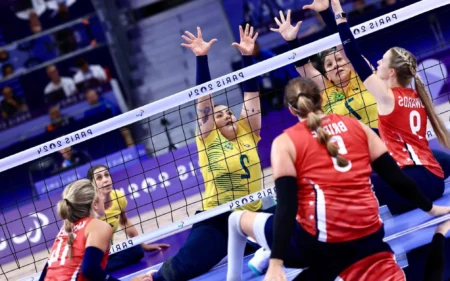 Brasil perde para EUA e vai disputar medalha de bronze no vôlei sentado feminino Brasil perde para os EUA e deixa a disputa da medalha de ouro (Foto: Marcelo Zambrana/CPB)