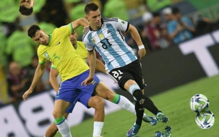 Brasil perde para a Argentina e amarga terceira derrota consecutiva sob o comando de Diniz Brasil x Argentina pelas Eliminatórias da Copa do Mundo (Photo by CARL DE SOUZA / AFP)