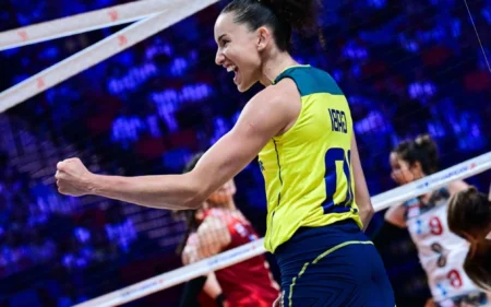 Brasil vence Tailândia e encerra segunda semana da Liga das Nações de Vôlei com 100% de aproveitamento Gabi comemora ponto para a Seleção Brasileira na VNL (Foto: Divulgação / FIVB)