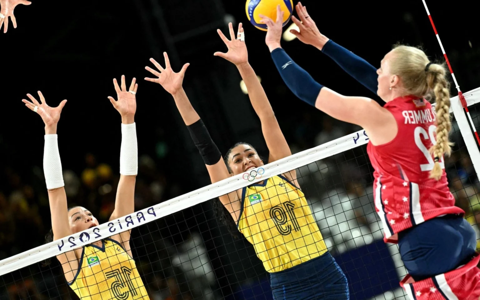 Brasil x EUA: Web rasga elogios a destaque inusitado na semifinal do vôlei feminino Tainara foi destaque no bloqueio brasileiro contra os Estados Unidos (Foto: Natalia KOLESNIKOVA/AFP)