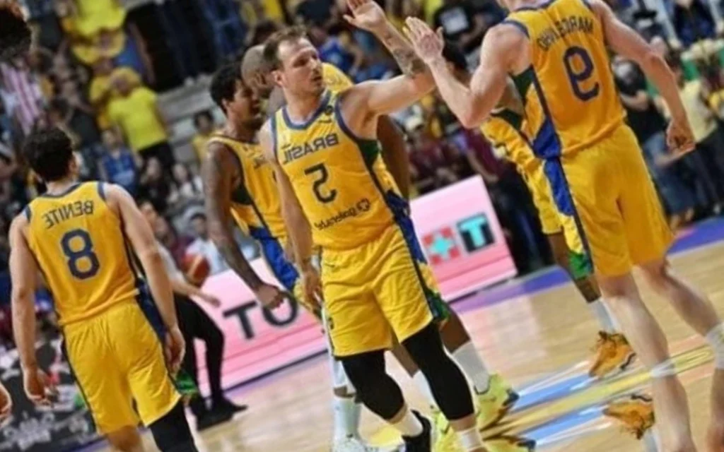 Brasil x Filipinas: onde assistir e horário do Pré-Olímpico de basquete Brasil venceu uma partida e perdeu outra (Foto: Nelson Almeida / AFP)