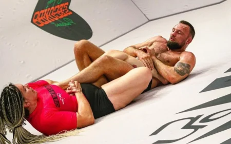 Brasileira é derrotada em luta intergênero que teve beijo polêmico durante encarada Craig Jones e Gabi Garcia realizaram luta de jiu-jitsu intergênero (Foto: Divulgação)