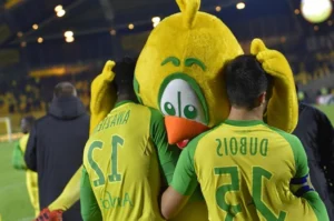 Jogadores comemoram com mascote o gol da vitória do Nantes