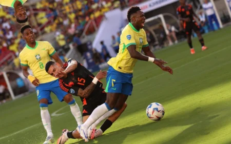 Brasileiros disparam contra Conmebol após pênalti não marcado para Seleção Brasileira: ‘VAR argentino’ Arbitragem não deu um pênalti claro a favor do Brasil (Foto: Ezra Shaw/Getty Images/AFP)