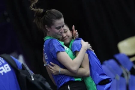 Bruna Takahashi celebra participação nas Olimpíadas com a irmã e relembra início: ‘Quis fazer igual’ Giulia Takahashi e Bruna Takahashi competiram juntas em Paris (Foto: Reprodução / Instagram)