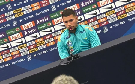 Bruno Guimarães mira reaproximar torcedores da Seleção Brasileira: ‘Honrar as estrelas no peito’ Bruno Guimarães em entrevista coletiva antes da partida contra o Equador. (Foto: Guilherme Moreira/ Lance!)