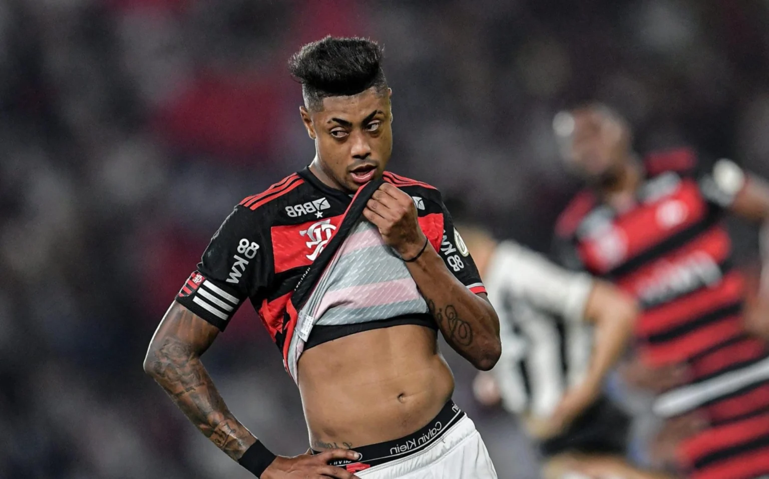 Bruno Henrique denuncia agressão de jogador do Botafogo: ‘Tomei um soco pelas costas’ Bruno Henrique lamenta derrota para o Botafogo no Nilton Santos (Foto: Thiago Ribeiro/AGIF)