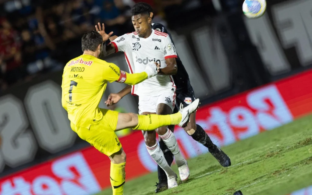 Bruno Spindel e Bruno Henrique detonam arbitragem do Brasileirão: ‘Sempre contra o Flamengo’ Bruno Henrique foi um dos principais críticos da arbitragem no jogo entre Flamengo e RB Bragantino (Diogo Reis/AGIF)