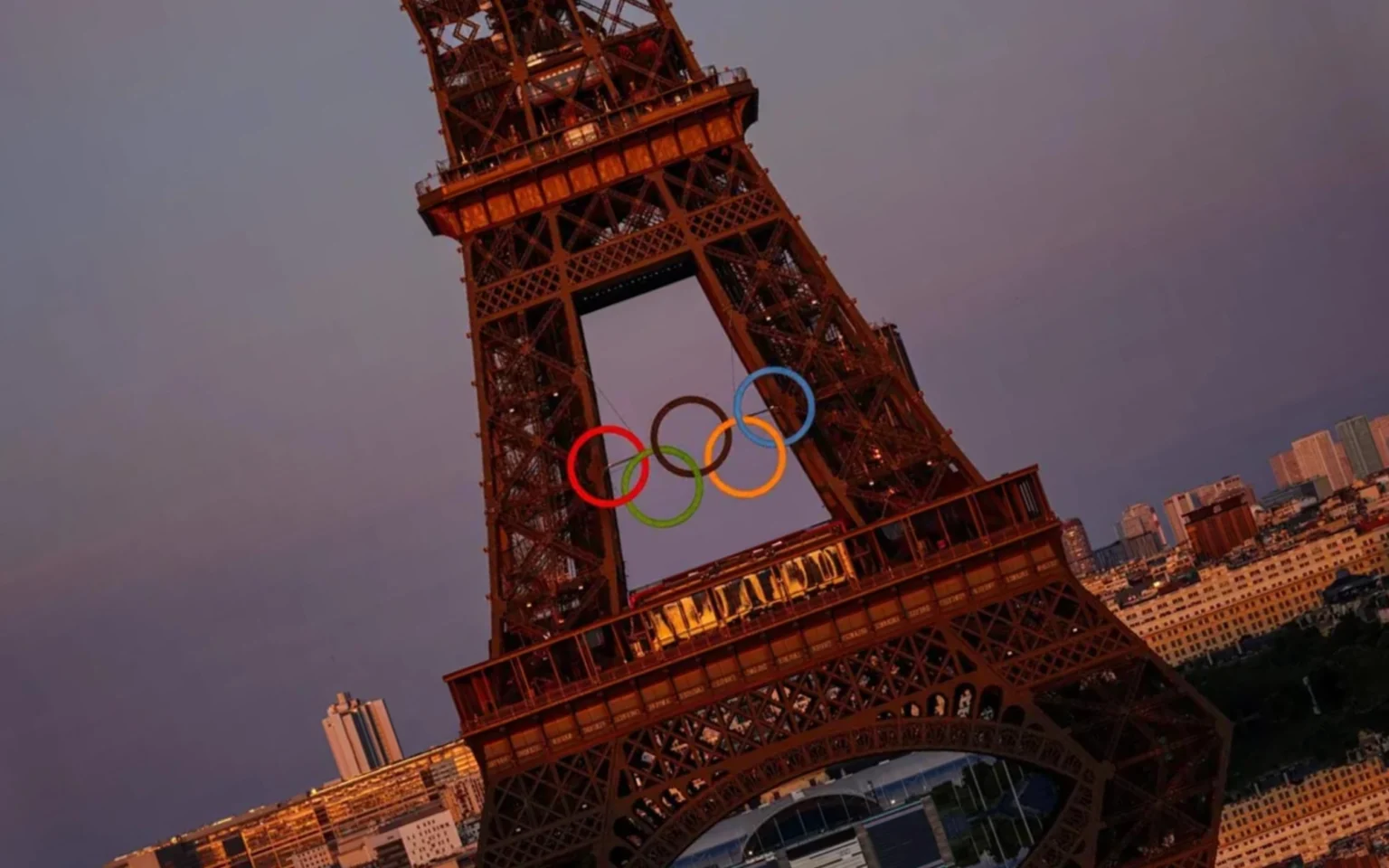 COI identifica mais de 8.500 ataques virtuais a atletas durante as Olimpíadas de Paris Torre Eiffel com a temática dos Jogos Olímpicos (Foto: Dimitar Dilkoff / AFP)