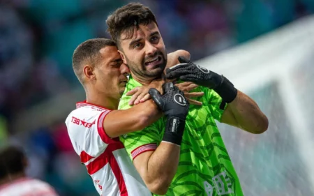 CRB derrota o Bahia nos pênaltis e está na final da Copa do Nordeste Goleiro Matheus Albino celebra cobrança decisiva para o CRB (Foto: Jhony Pinho/AGIF)