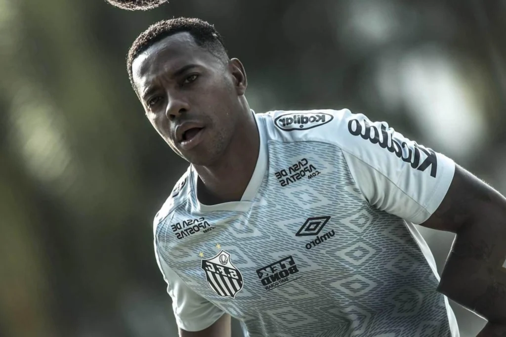 Caio Ribeiro diz que Robinho merece ‘benefício da dúvida’ após condenação por estupro Robinho teve seu contrato rescindido com o Santos (Foto: Ivan Storti/Santos)