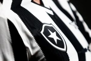 Camisa do Botafogo esgota em venda online e torcedores fazem fila em shopping