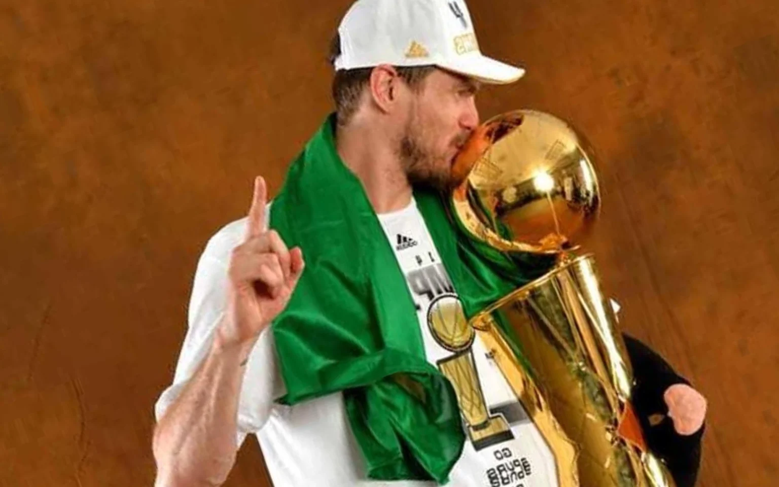 Campeão da NBA abre o jogo e revela o desejo de treinar a Seleção Brasileira Tiago Splitter foi campeão da NBA com os Spurs (Foto: AFP)