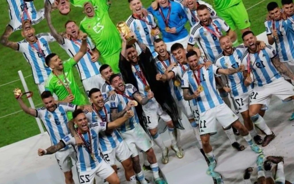 Campeão do mundo com a Argentina tem apelação de doping rejeitada e segue banido do futebol por dois anos Jogadores da Argentina celebram título mundial (Foto: AFP)