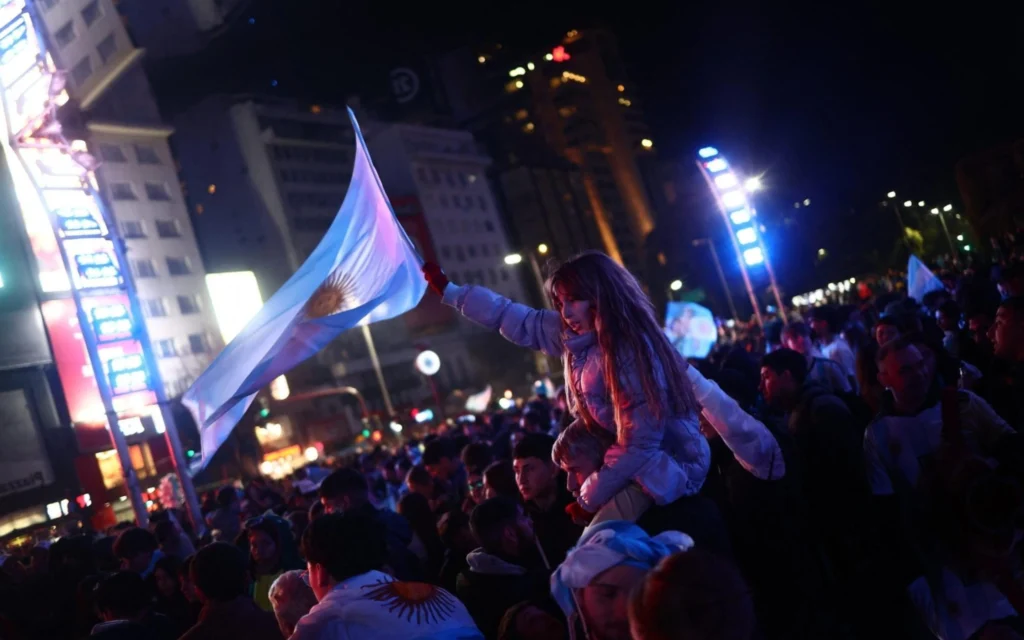 Campeões novamente: Veja como ficaram as ruas da Argentina com o título da Copa América Título da Copa América levou multidão às ruas de Buenos Aires durante madrugada. (Foto: Tomas CUESTA / AFP)