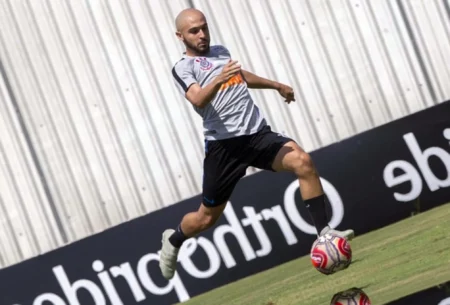 Carille explica entrada de Régis na vaga de Díaz na lista do Corinthians Régis está à disposição para o mata-mata do Paulistão (Foto: Daniel Augusto Jr/Ag. Corinthians)