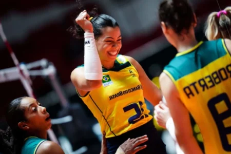 Carol analisa estreia com vitória do Brasil no Pré-Olímpico de Vôlei: ‘Momentos de ansiedade’ Aos 32 anos