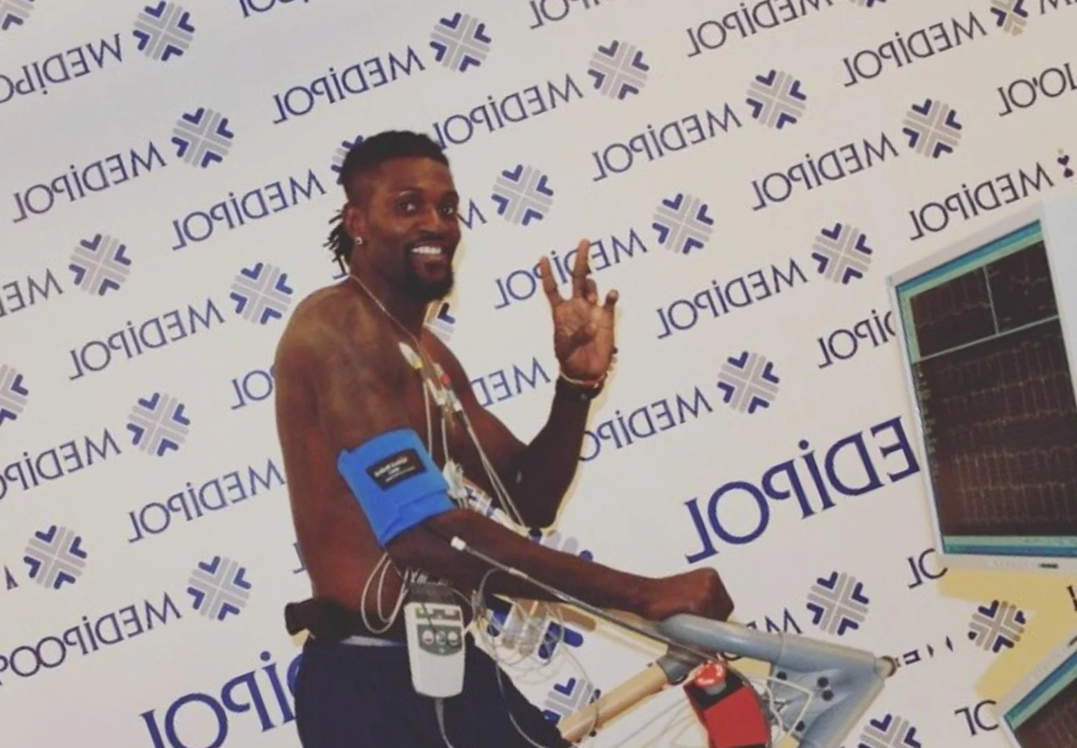 Casa nova! Adebayor acerta com clube que está na briga pelo Turco Adebayor já realizou exames na casa nova (Foto: Divulgação)