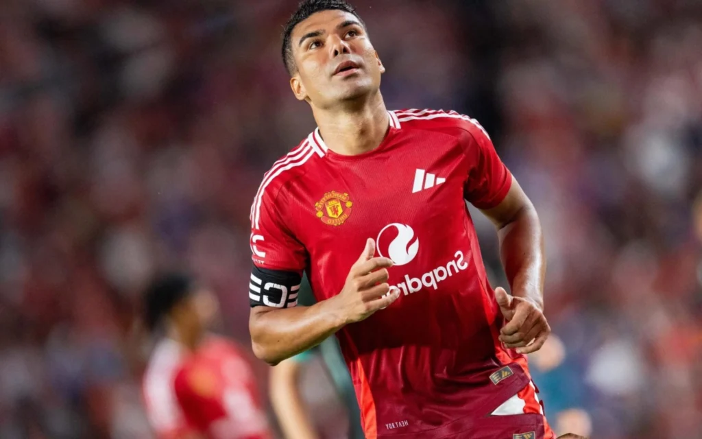 Casemiro sofre drible desconcertante em derrota do Manchester United