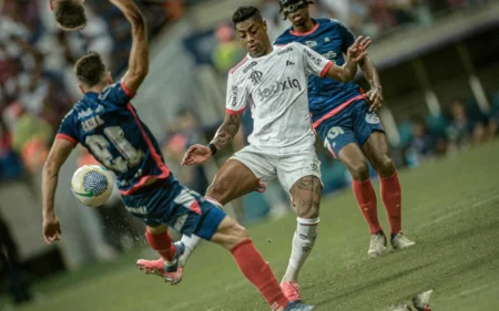 Cena de Bruno Henrique durante Hino Nacional antes de Bahia x Flamengo viraliza na web Bruno Henrique durante Bahia x Flamengo (Foto: Jhony Pinho/AGIF)