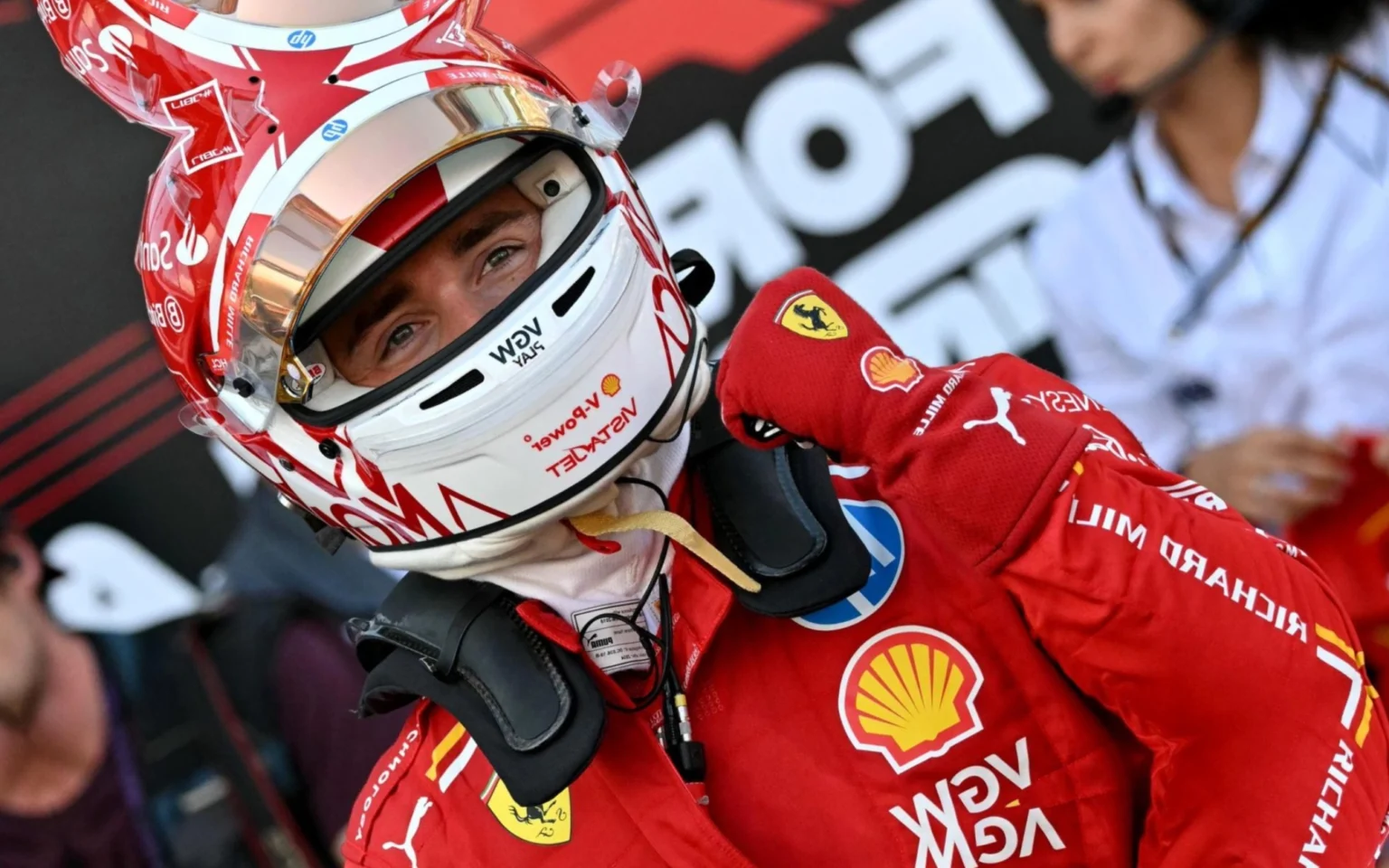 Charles Leclerc crava pole em Mônaco; Verstappen fica em sexto Leclerc pega pole em casa (Foto: ANDREJ ISAKOVIC / AFP)