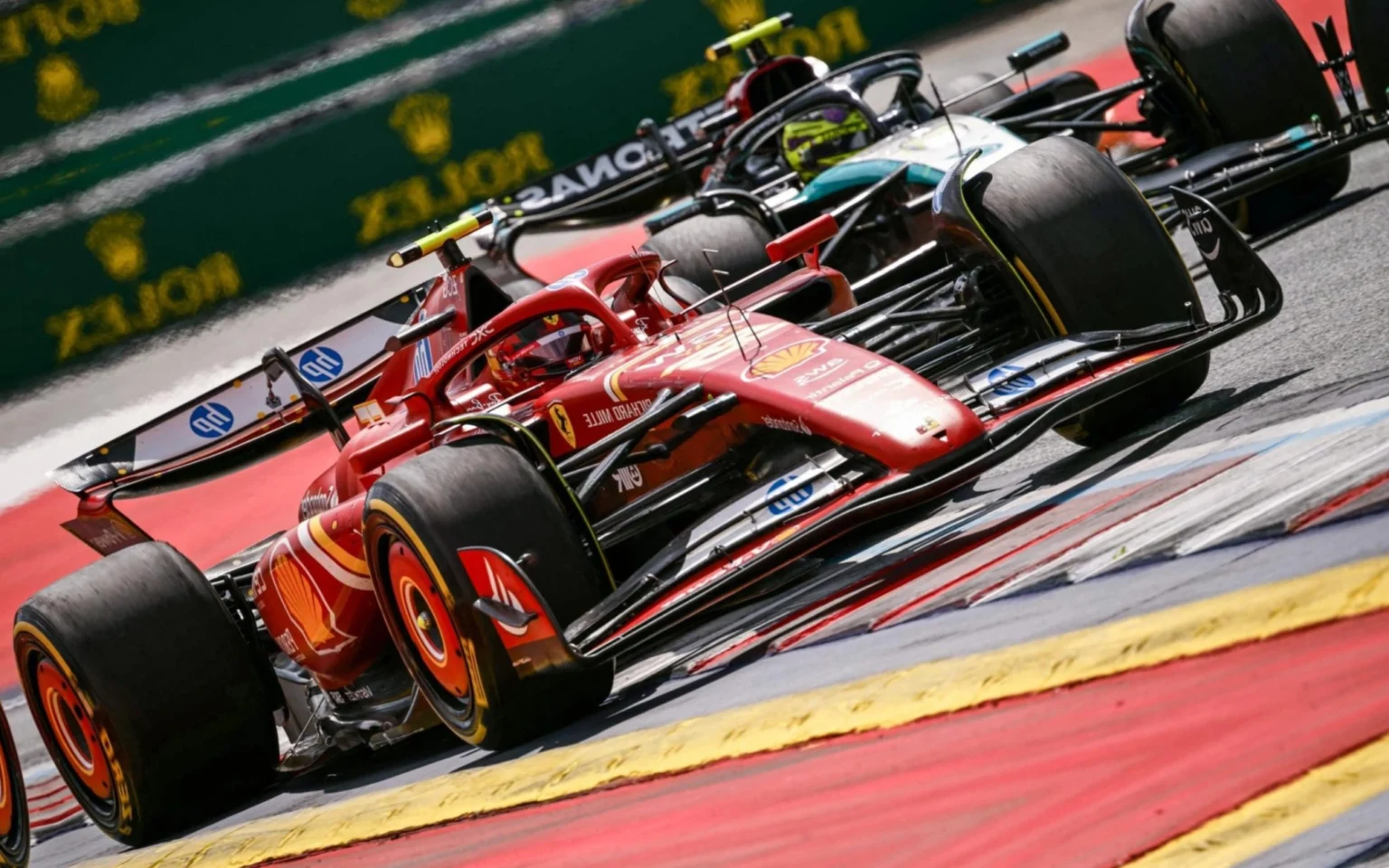 Chefe da Ferrari dá detalhes do acordo com Hamilton na Fórmula 1 Hamilton corre contra a Ferrari durante o GP da Inglaterra (Foto: JURE MAKOVEC / AFP)