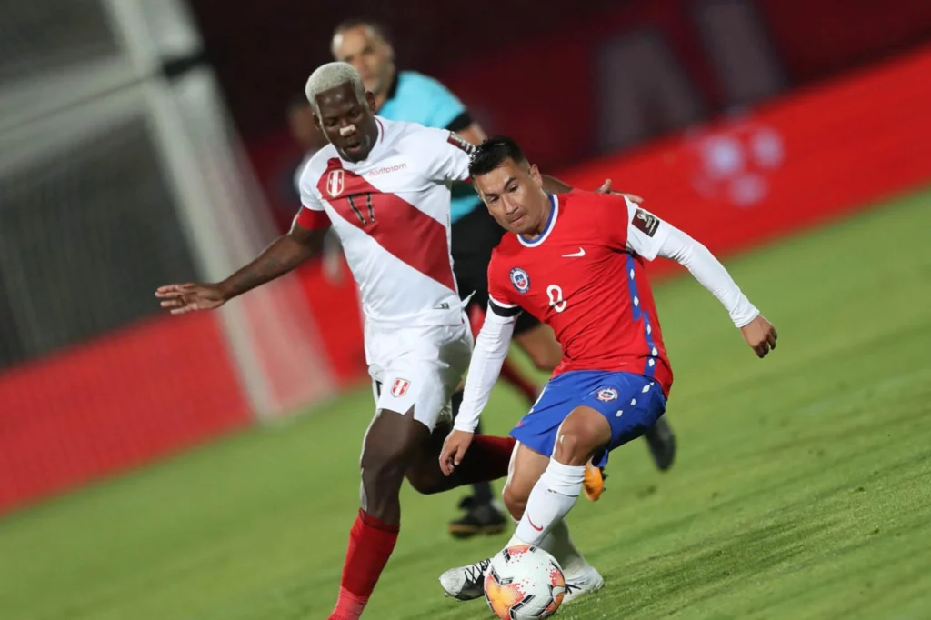 Clássico do Pacífico: Peru e Chile revivem rivalidade histórica na Copa América (Foto: IVAN ALVARADO / POOL / AFP)