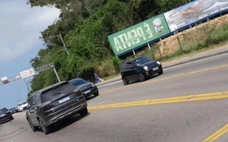 Clube Alvinegro vira alvo de piada em outdoors espalhados pelo rival na capital Outdoors espalhados na cidade de Florianópolis (Foto: Reprodução)