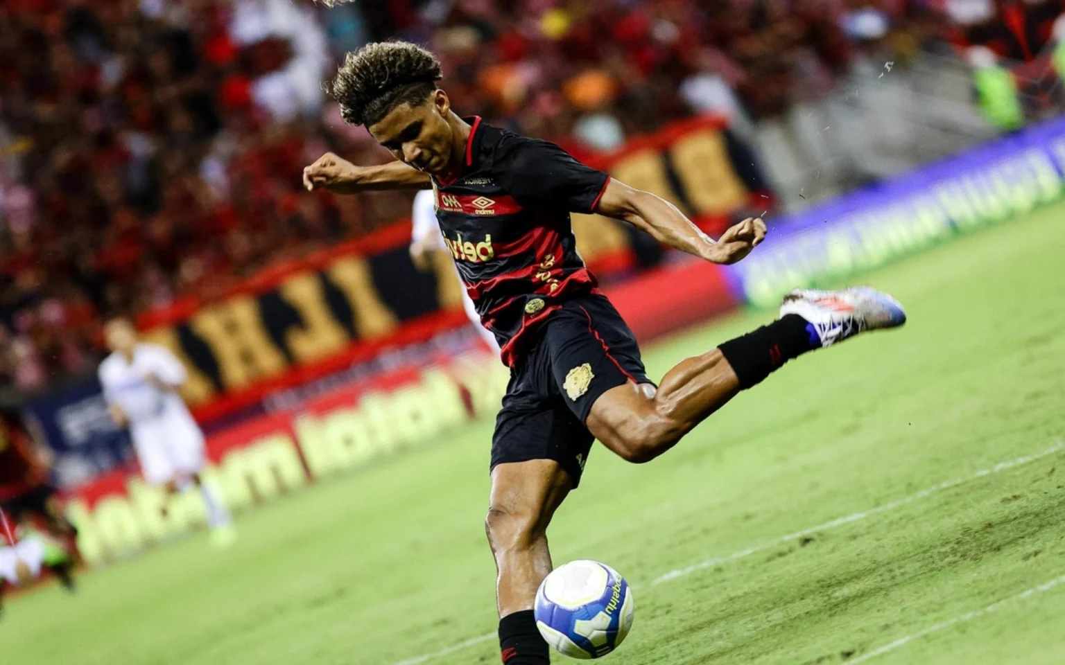 Clube inglês dá chapéu no Chelsea e anuncia contratação de joia da Seleção Brasileira Pedro Lima em ação pelo Sport (Foto: Paulo Paiva / Sport Recife)