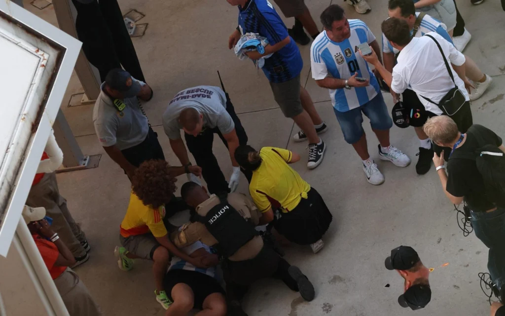 Colômbia x Argentina: torcedores tentam invadir estádio por sistema de ventilação; veja Colômbia x Argentina teve confusão do lado de fora do estádio (Foto: Megan Briggs/Getty Images via AFP)