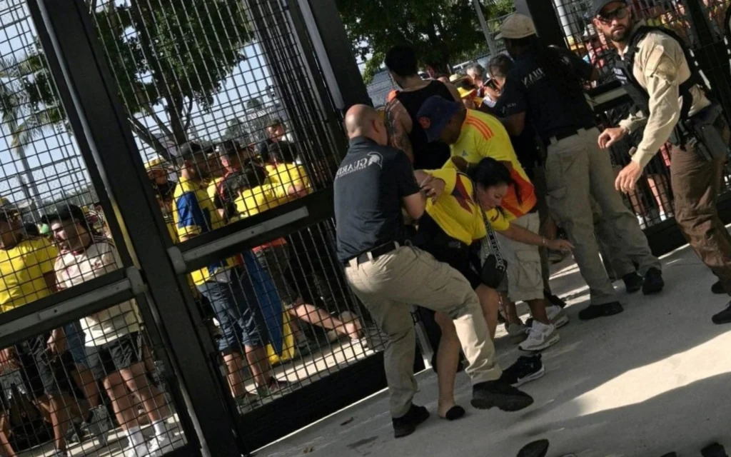 Colombianos invadem estádio da final da Copa América; veja imagens e detenções Antes da final da Copa América