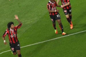 Com Balotelli reserva, Nice surpreende Saint-Étienne no Francês