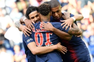 Com Neymar ao meio, PSG enfrenta Nimes para garantir inédito no Francês