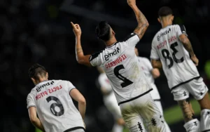 Com lei do ex e replay, Vasco surpreende Athletico-PR na Copa do Brasil