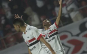 Com time misto, São Paulo vence Vitória e se aproxima do G4